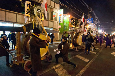 冬に開催される鳥追い祭の画像