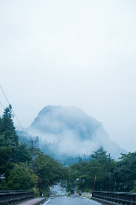 Image of the road leading to Kuresaka Pass