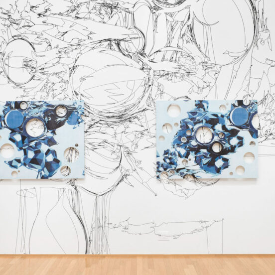 「untitled (11)」
アクリル絵具　パネル　カッティングシート　925.0×542.0㎝　2011
アートコートギャラリーでの展示風景<br>
撮影：トム・シュヴァーブ